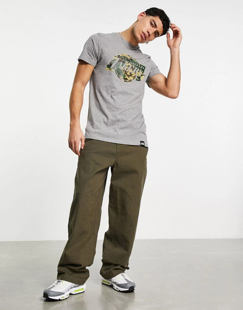 商品New Era|New Era LA Lakers camo infill print t-shirt in grey,价格¥137,第3张图片详细描述