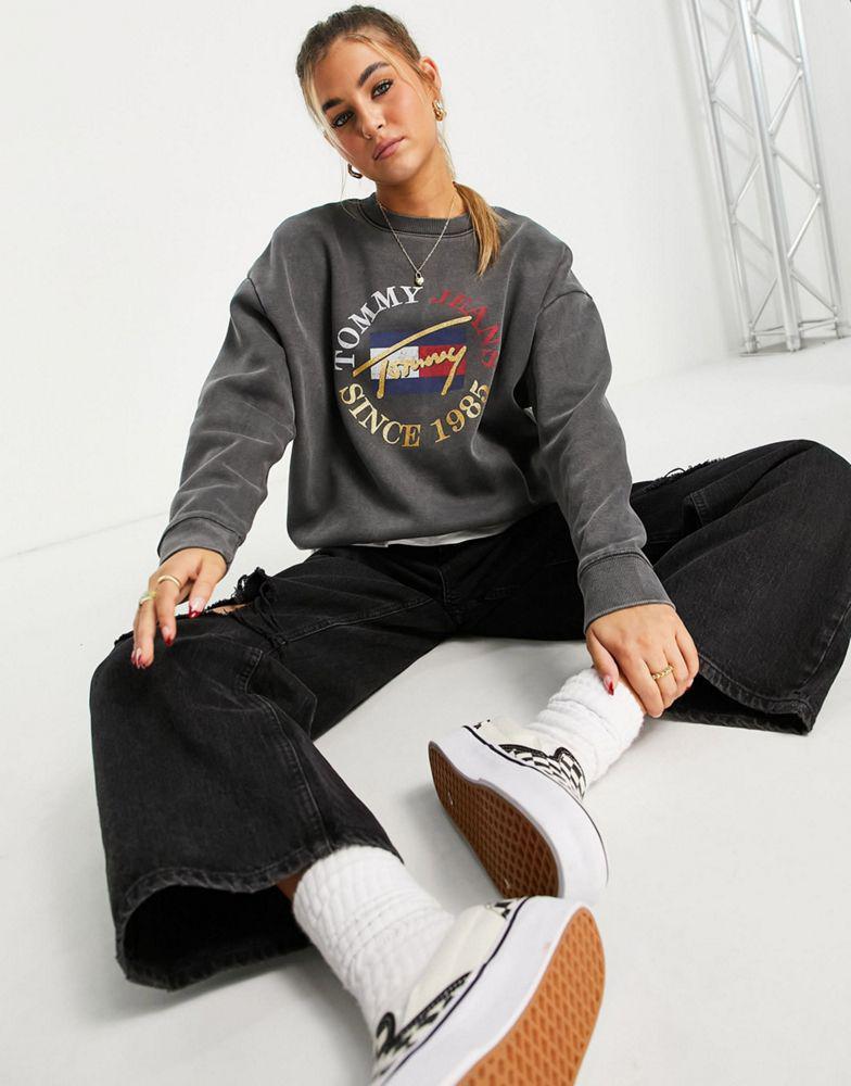 商品Tommy Hilfiger|Tommy Jeans logo sweatshirt in wash black,价格¥659,第6张图片详细描述