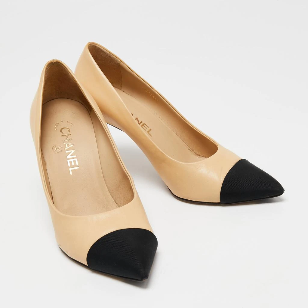 商品[二手商品] Chanel|Chanel Beige/Black Leather And Canvas Faux Pearl Cap Toe Pointed Toe Pumps Size 38,价格¥3666,第4张图片详细描述