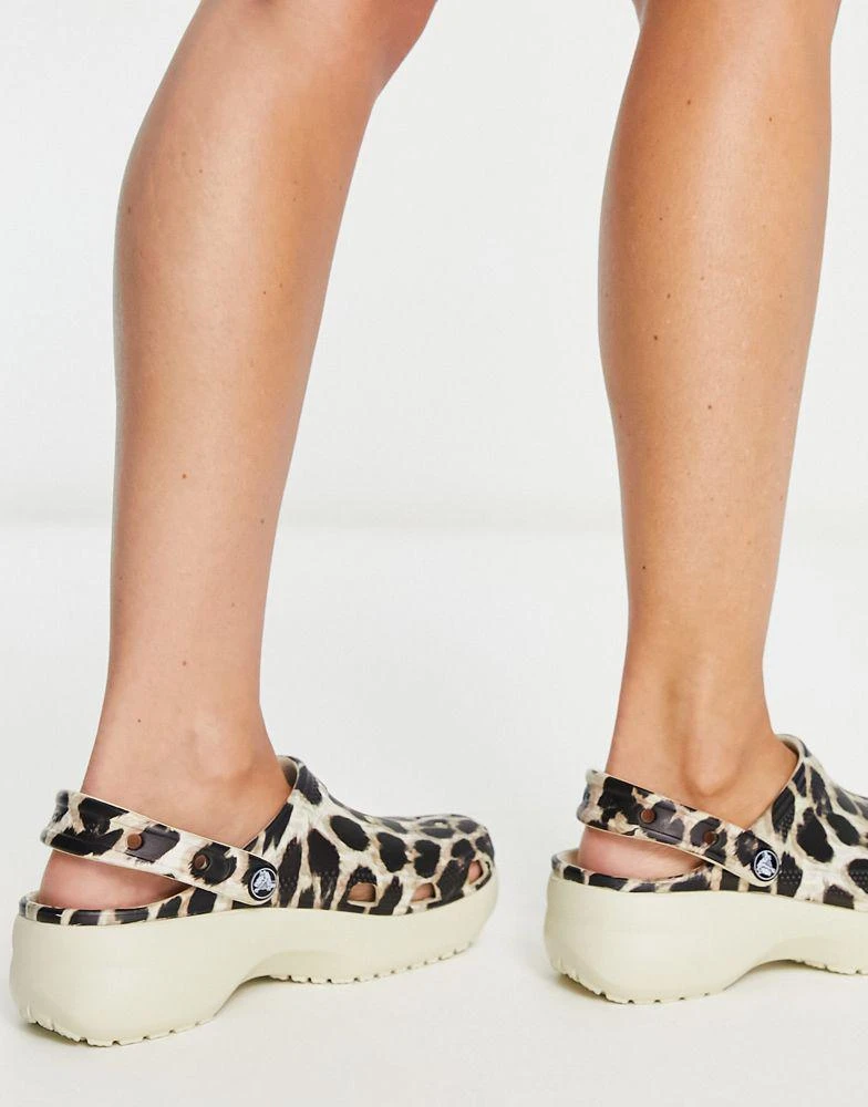 商品Crocs|Crocs classic platform clogs in leopard print mix,价格¥339,第2张图片详细描述
