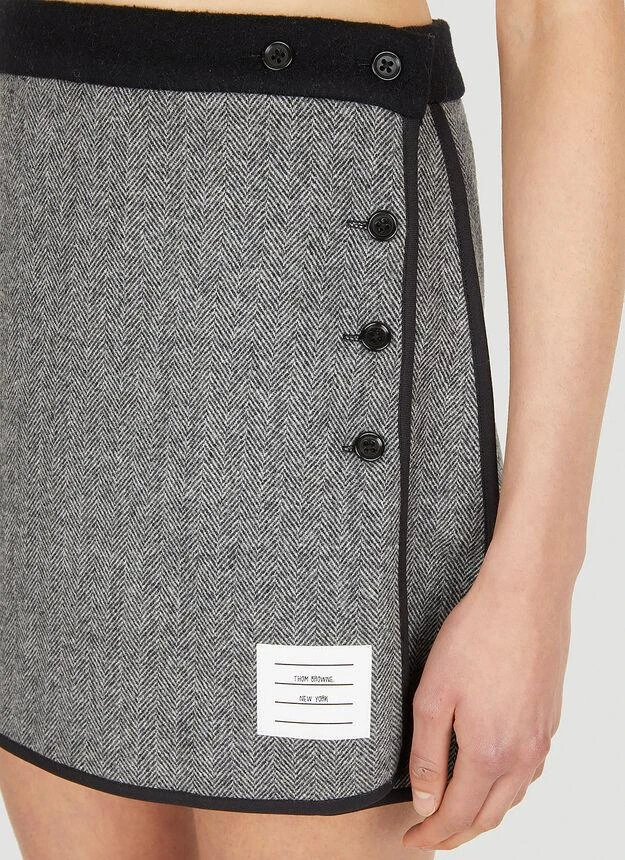 商品Thom Browne|Logo Patch Wrap Skirt in Grey,价格¥2826,第5张图片详细描述