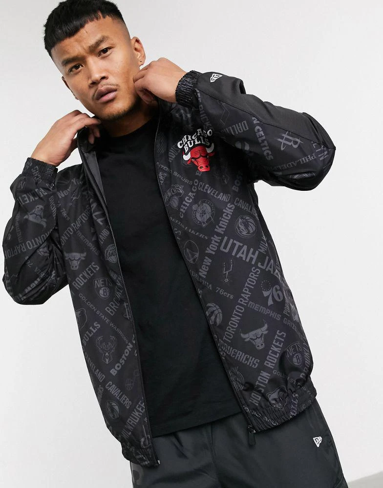 商品New Era|New Era NBA Chicago Bulls all-over print jacket in black 男款外套,价格¥568,第4张图片详细描述