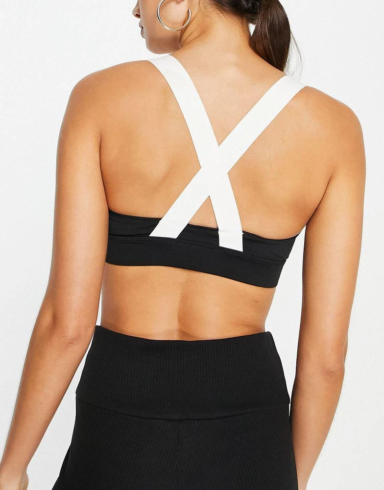 商品Puma|Puma Training Fit mid support sports bra with colourblock in black,价格¥175,第2张图片详细描述