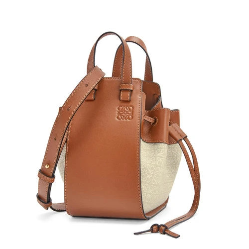 商品Loewe|【现货】罗意威  Hammock系列 女士迷你米色/棕褐色小牛皮抽绳封口吊床束带单肩手提包A538V07X11-2426,价格¥9700,第1张图片