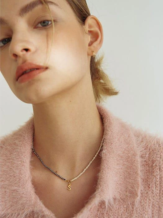 商品DEEPBROW|Terahertz and pearl initial necklace,价格¥882,第2张图片详细描述