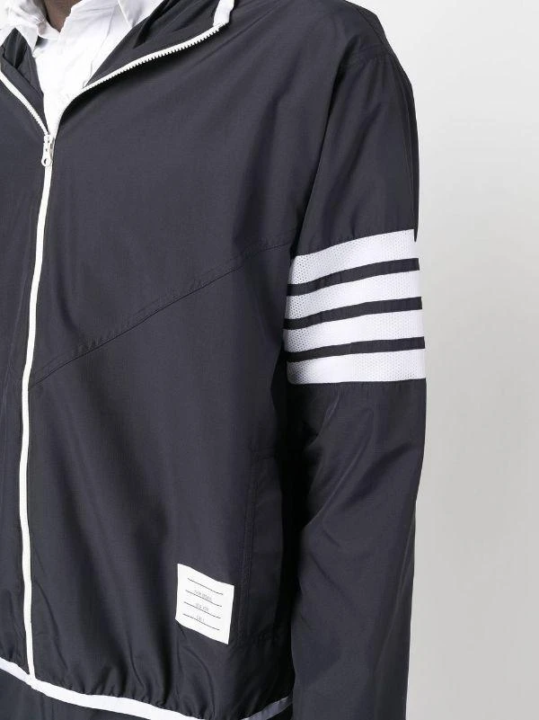 商品Thom Browne|THOM BROWNE MEN PACKABLE ZIP UP HOODIE W/ SEAMED IN MESH 4 BAR STRIPE IN MILITARY RIPSTOP,价格¥4755,第4张图片详细描述