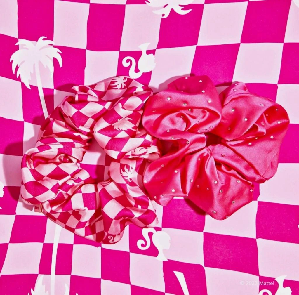 商品Kitsch|Women's Barbie Satin Brunch Scrunchies In Barbie Pink,价格¥232,第2张图片详细描述