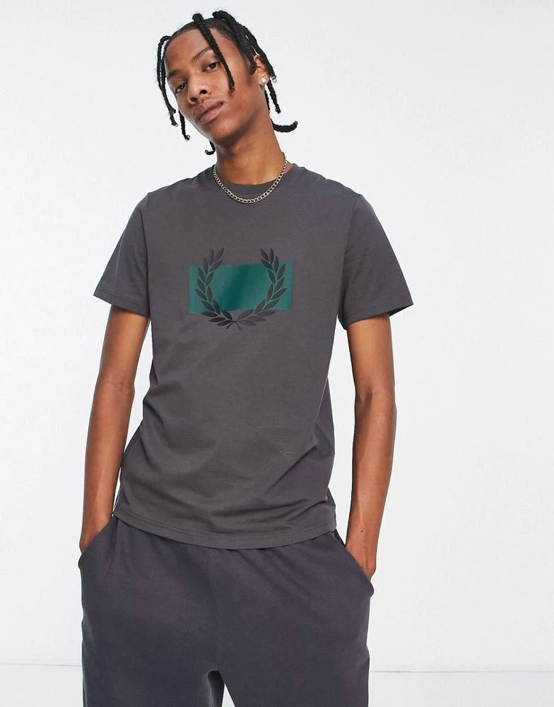 商品Fred Perry|Fred Perry laurel wreath graphic t-shirt in grey,价格¥322,第4张图片详细描述