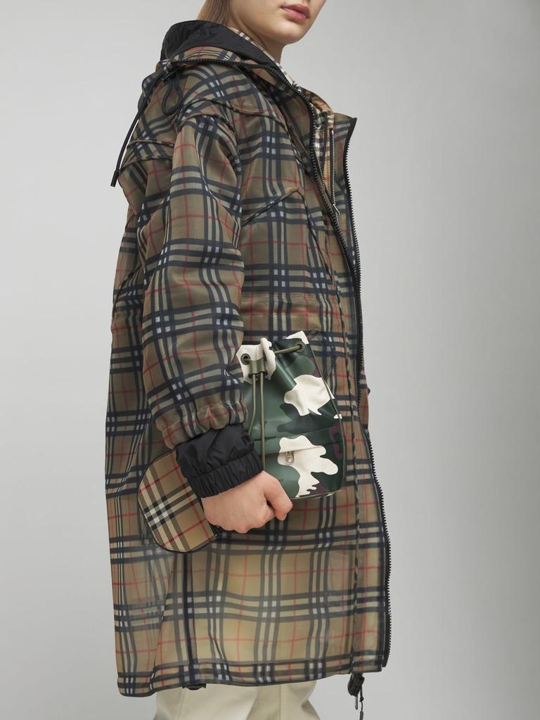 商品Burberry|Phoebe Cotton & Leather Camouflage Pouch,价格¥4339,第4张图片详细描述
