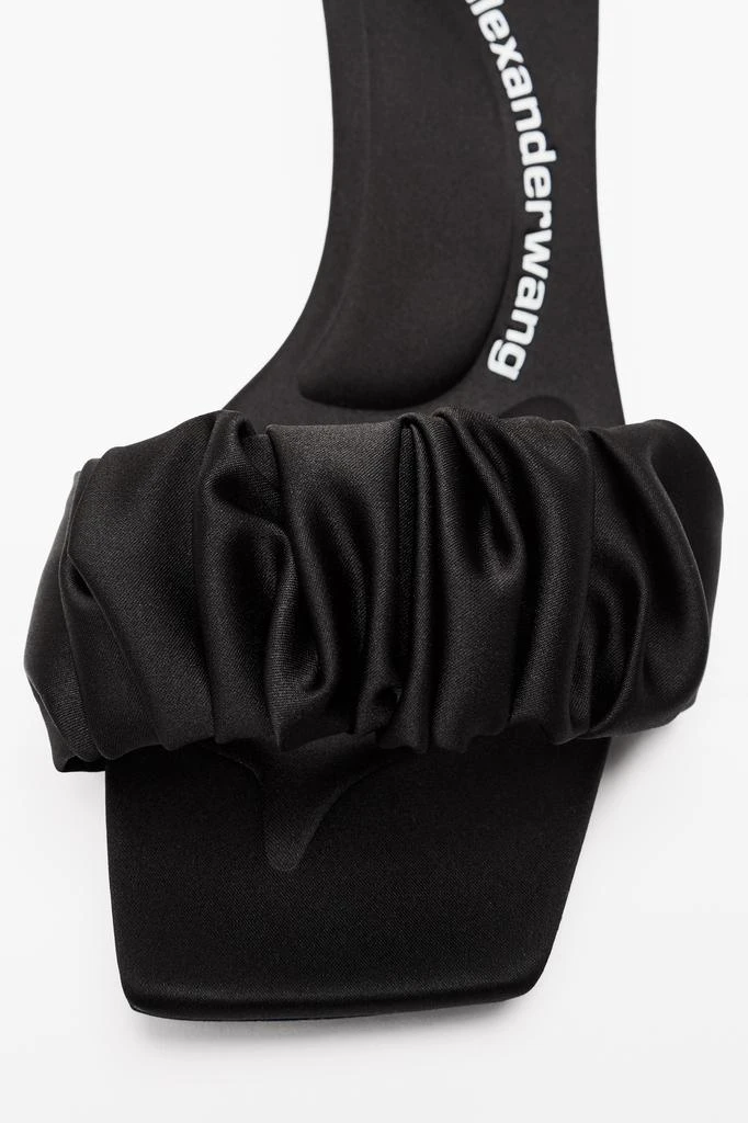商品Alexander Wang|JESSIE SCRUNCHIE SLIDE SANDAL IN SATIN,价格¥2070,第3张图片详细描述