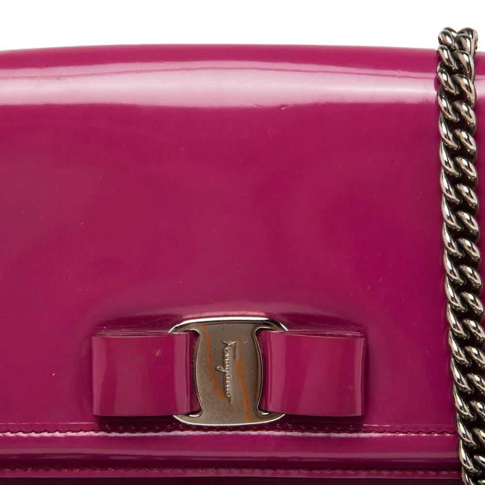 商品[二手商品] Salvatore Ferragamo|Salvatore Ferragamo Fuchsia Patent Leather Vara Bow Chain Shoulder Bag,价格¥1383,第5张图片详细描述