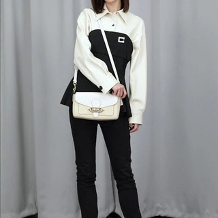 商品[国内直发] Coach|蔻驰 Jade系列 26 拼色马车金属扣精制鹅卵石皮革腋下包手提单肩斜挎包 中号 女款 淡黄色拼白色,价格¥1721,第5张图片详细描述