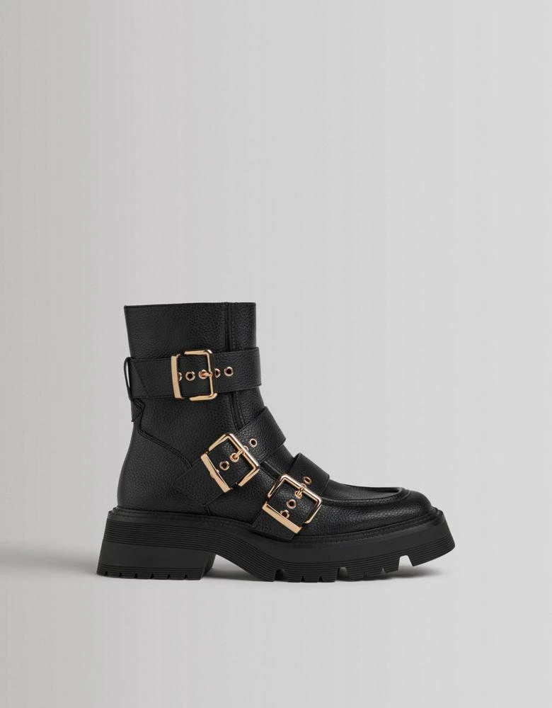 商品Bershka|Bershka chunky boot with square toe and buckle detail in black,价格¥487,第4张图片详细描述
