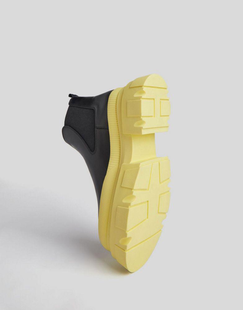 Bershka chunky flat chelsea boot with contrast yellow sole in black商品第4张图片规格展示