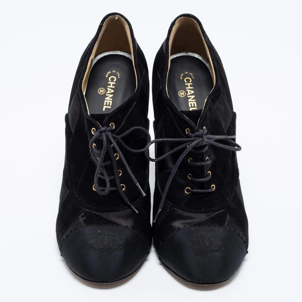 商品[二手商品] Chanel|Chanel Black Suede and Satin Patchwork Lace-Up CC Cap Toe Ankle Booties Size 41,价格¥2123,第3张图片详细描述