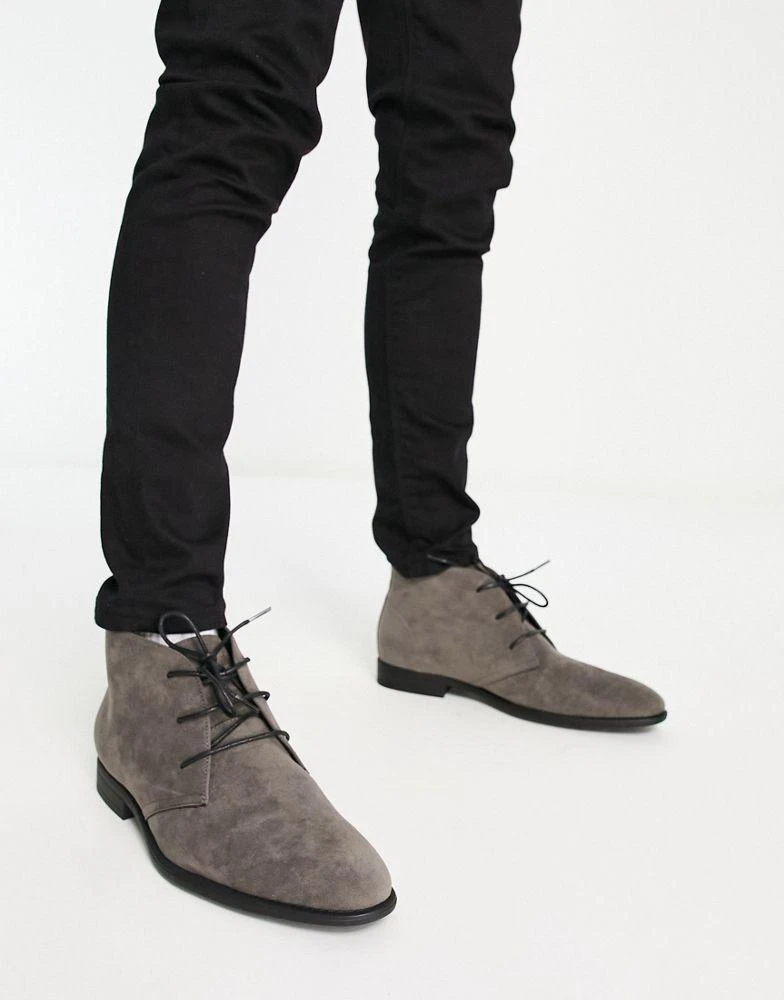 商品ASOS|ASOS DESIGN chukka boots in grey faux suede,价格¥299,第4张图片详细描述