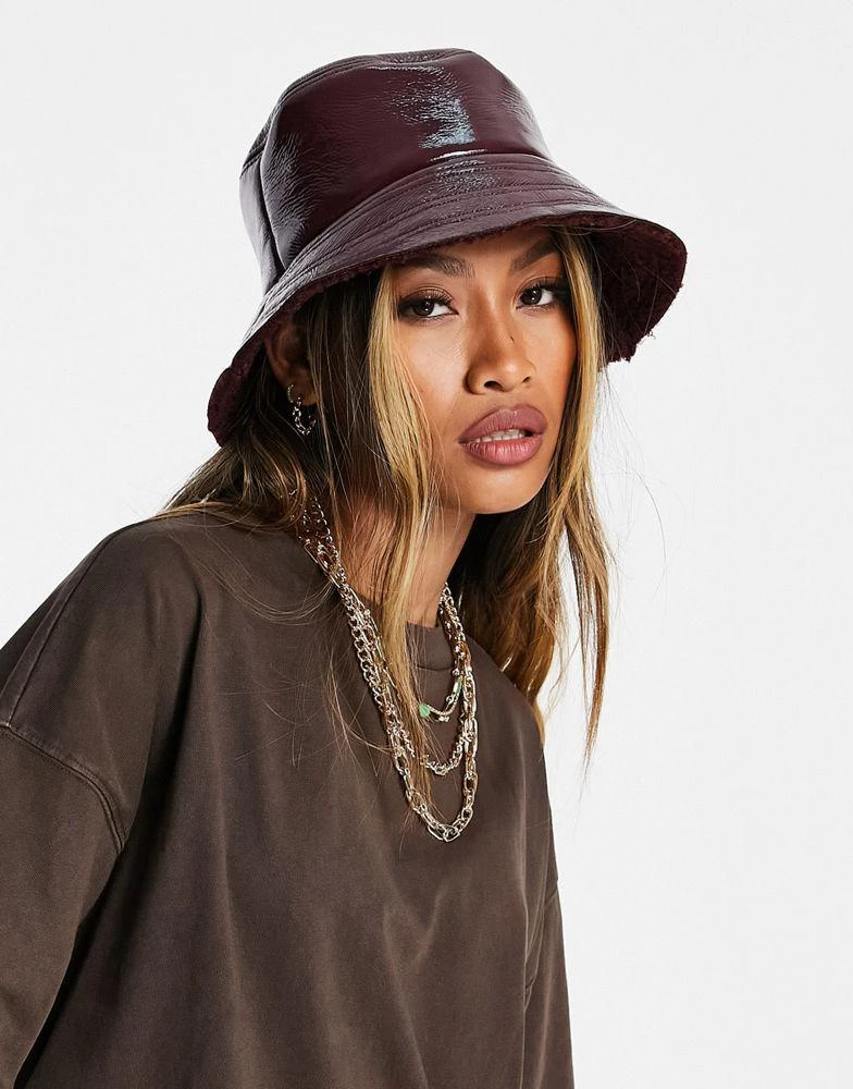 商品Topshop|Topshop yinyl bonded bucket hat in burgundy,价格¥72,第3张图片详细描述