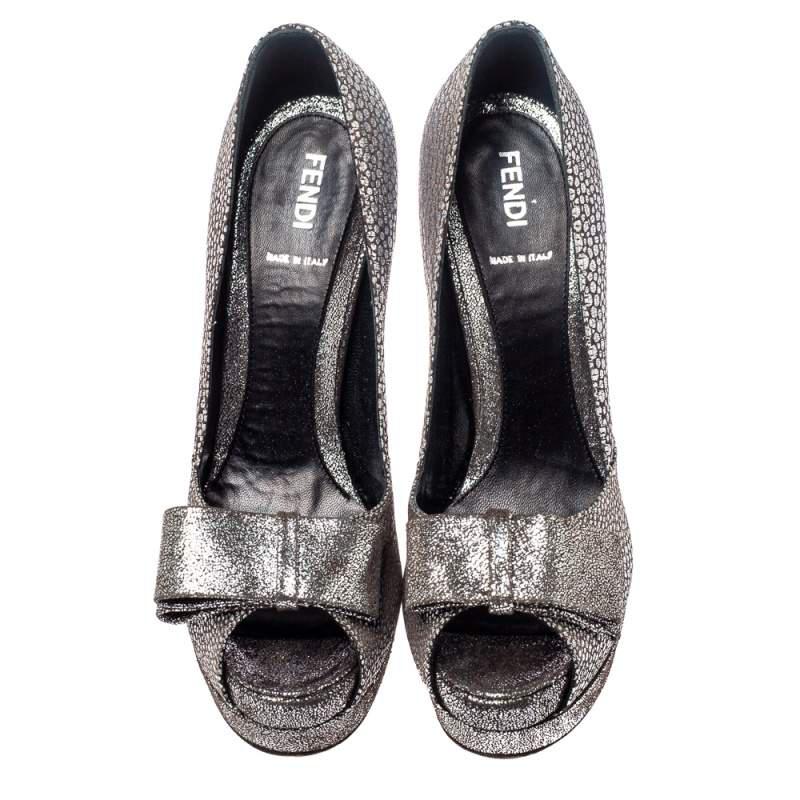 Fendi Silver Textured Fabric Bow Peep Toe Pumps Size 37商品第3张图片规格展示