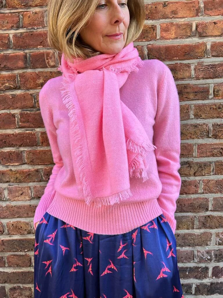 商品Van Kukil|VK Cashmere Luxurious Scarf in Nunchai Pink,价格¥922,第1张图片