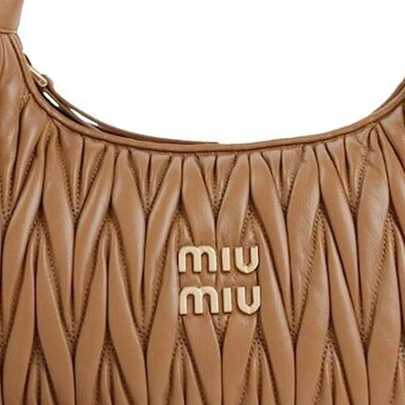 商品[国内直发] Miu Miu|缪缪 Wander系列 金属刻字徽标提花凸纹 软羊革 Hobo包腋下包单肩斜挎手提包 常规 女款 焦糖色,价格¥18031,第5张图片详细描述