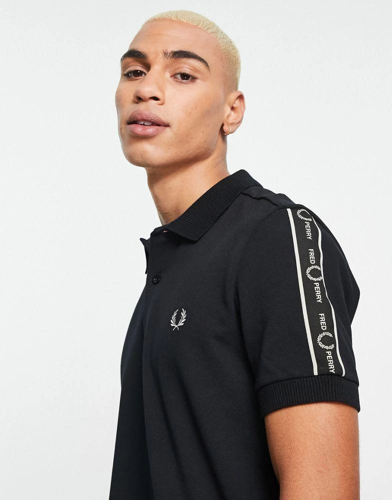 商品Fred Perry|Fred Perry taped sleeve polo shirt in black,价格¥721,第3张图片详细描述