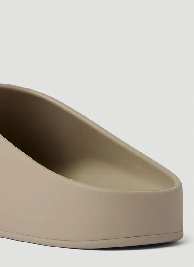 商品Balenciaga|Clog Pool Slip Ons in Beige,价格¥3007,第5张图片详细描述