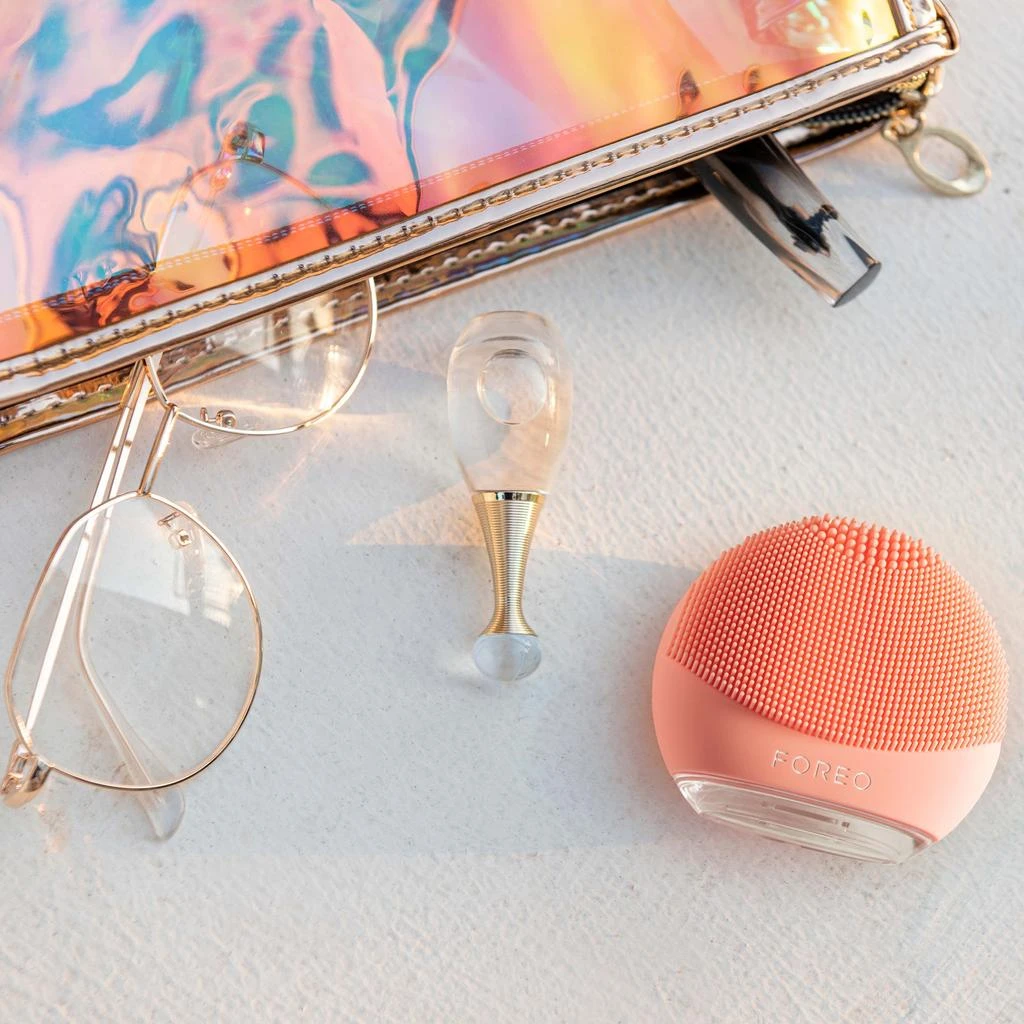 FOREO LUNA 4 GO 2-Zone Facial Cleansing and Firming Device for All Skin Types 商品