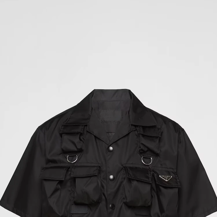 商品[国内直发] Prada|普拉达 纯色三角形Logo金属徽标单排扣休闲短袖衬衫 男款 黑色,价格¥7732,第6张图片详细描述