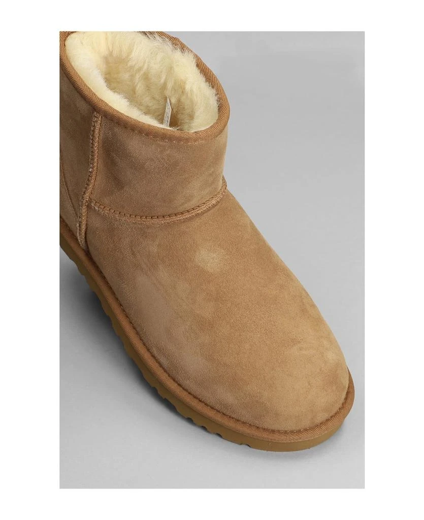 商品UGG|UGG Mini Classic Low Heels Ankle Boots In Leather Color Suede,价格¥1851,第5张图片详细描述