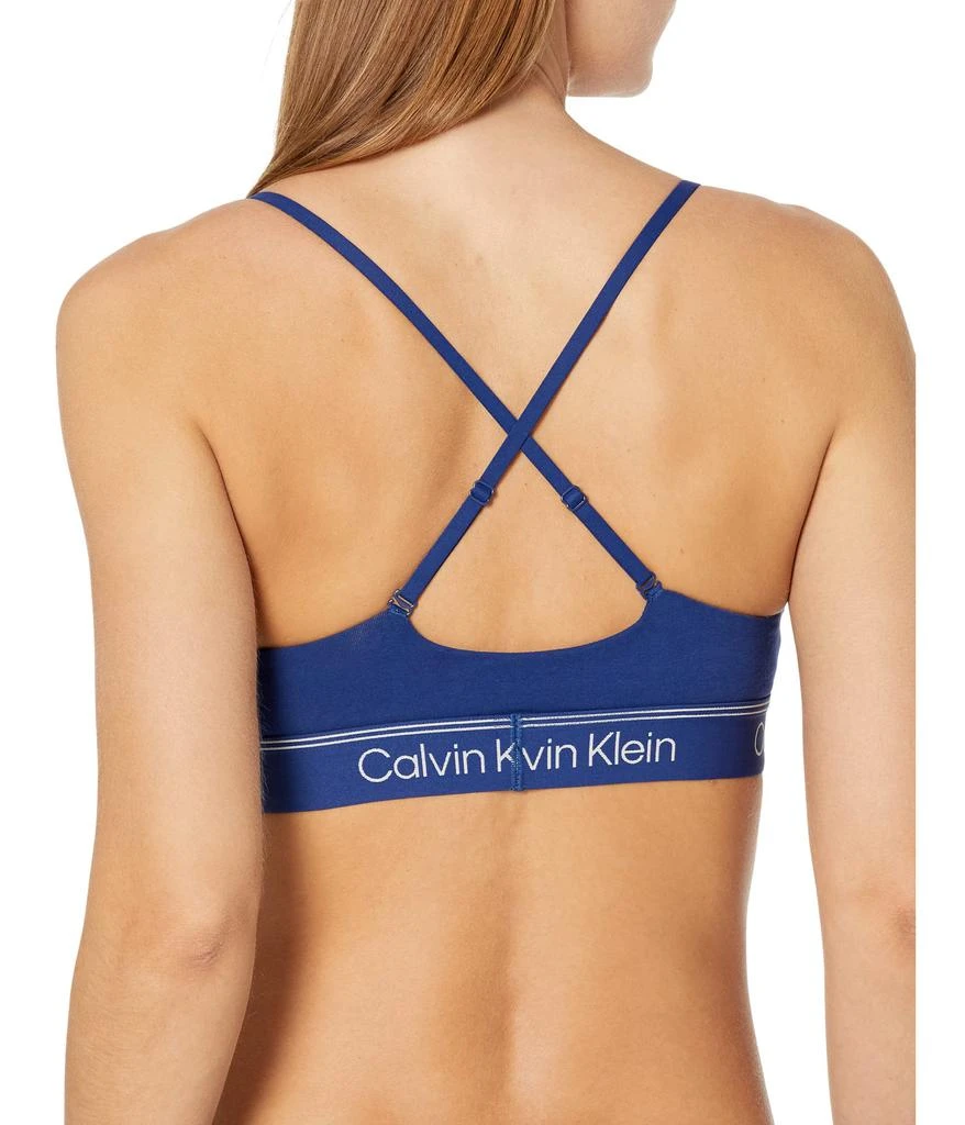 商品Calvin Klein|Athletic Lightly Lined Triangle,价格¥217,第2张图片详细描述