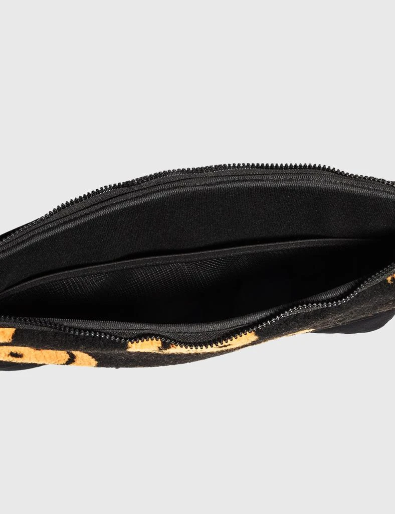 商品Market|Smiley® Vintage Sherpa Laptop Sleeve,价格¥364,第3张图片详细描述