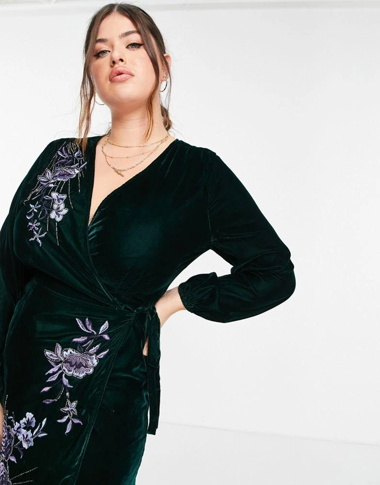 商品Hope & Ivy Plus|Hope & Ivy Plus embroidered velvet wrap mini dress in forest green,价格¥679,第2张图片详细描述