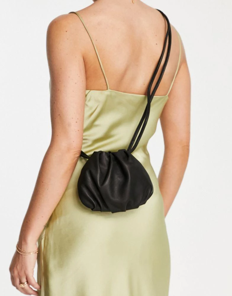 商品Topshop|Topshop Leah leather drawstring crossbody bag in black,价格¥259,第1张图片