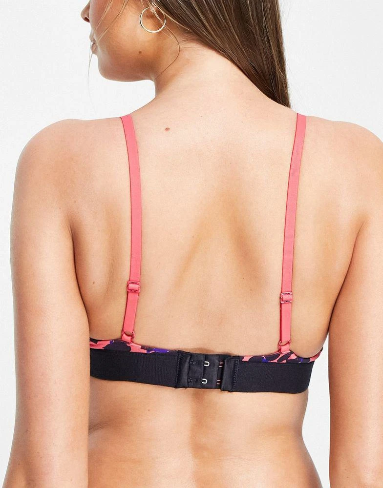 商品Tommy Hilfiger|Tommy Jeans triangle bralette in pink leopard print,价格¥174,第4张图片详细描述