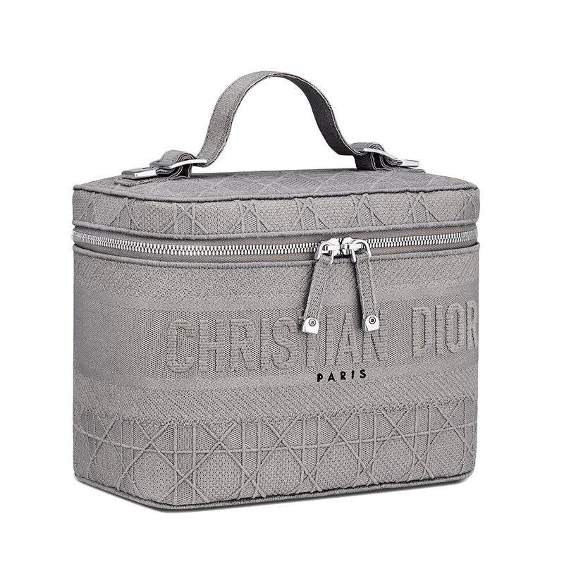 商品Dior|【预售3-7天】DIOR/迪奥VANITY DIOR系列 浅灰色绣有Cannage图案旅行化妆袋 S5480VREY_M950,价格¥13504,第4张图片详细描述