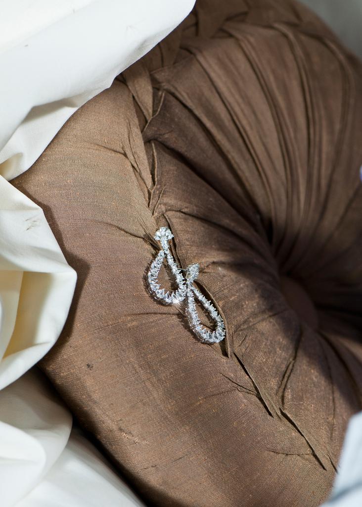 Sterling silver and cubic zirconia pear cut paris chandelier earrings商品第2张图片规格展示