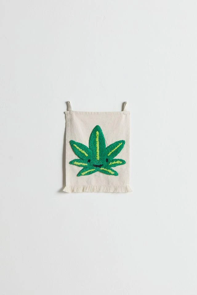 商品Urban Outfitters|Mini Tufted Flag Textured Tapestry,价格¥38,第2张图片详细描述