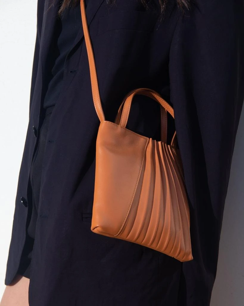 商品Sabrina Zeng|Chiaroscuro Mini Tote Bag Caramel,价格¥2940,第3张图片详细描述