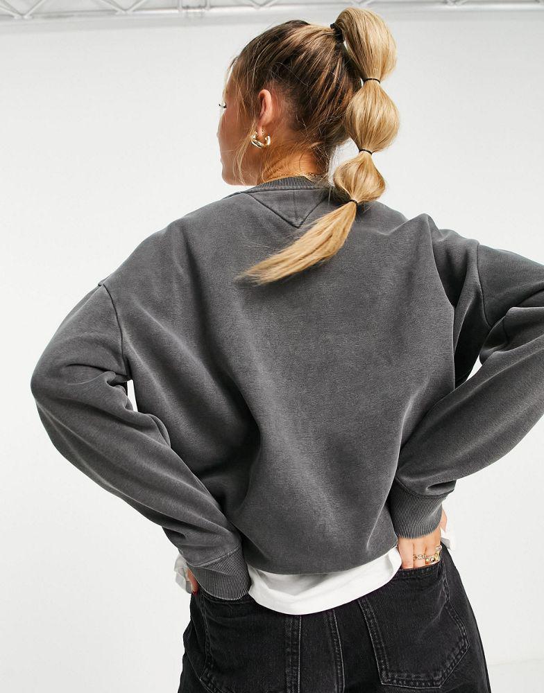 商品Tommy Hilfiger|Tommy Jeans logo sweatshirt in wash black,价格¥659,第4张图片详细描述