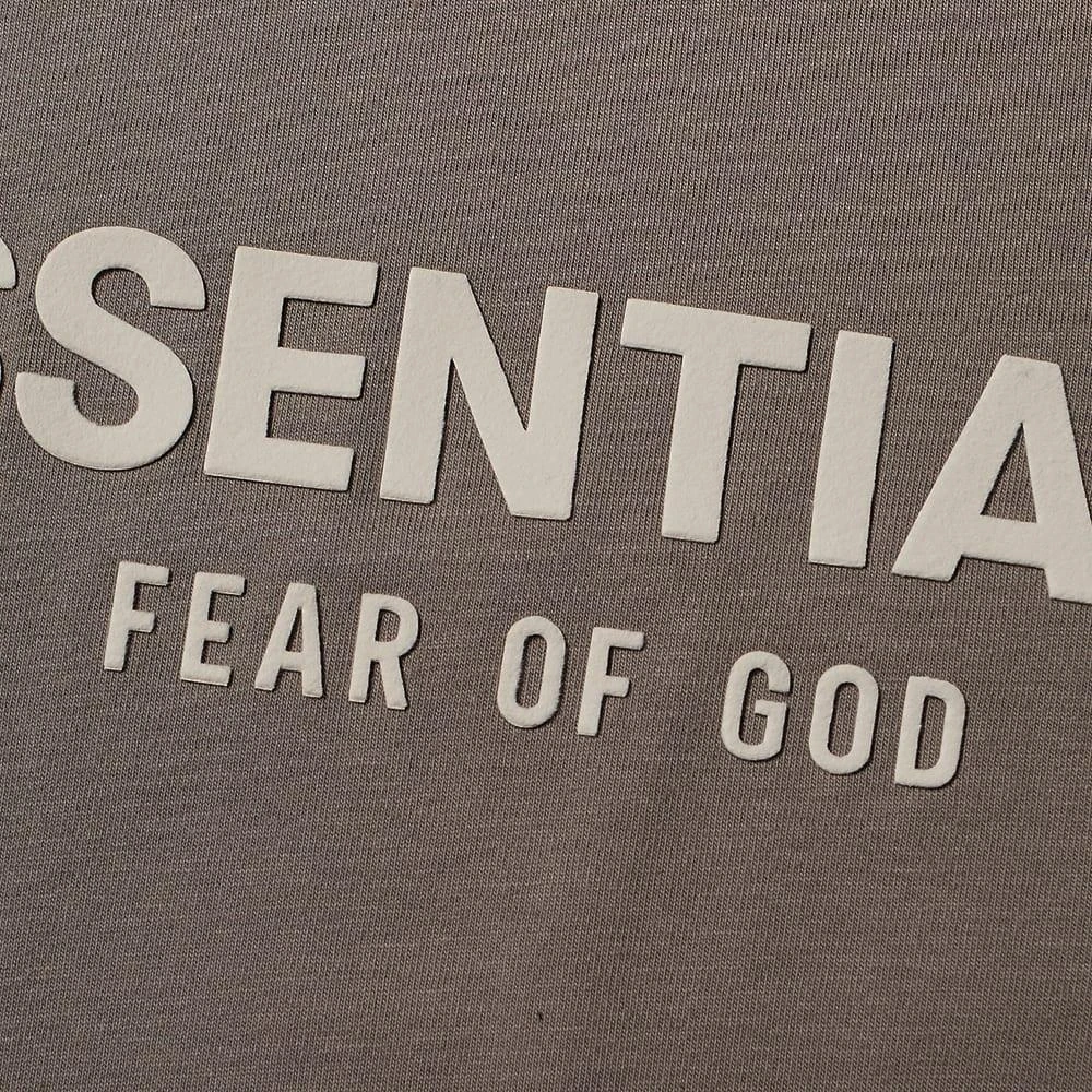 商品Essentials|FEAR OF GOD ESSENTIALS Kids Logo Long Sleeve T-Shirt - Desert Taupe,价格¥222,第2张图片详细描述