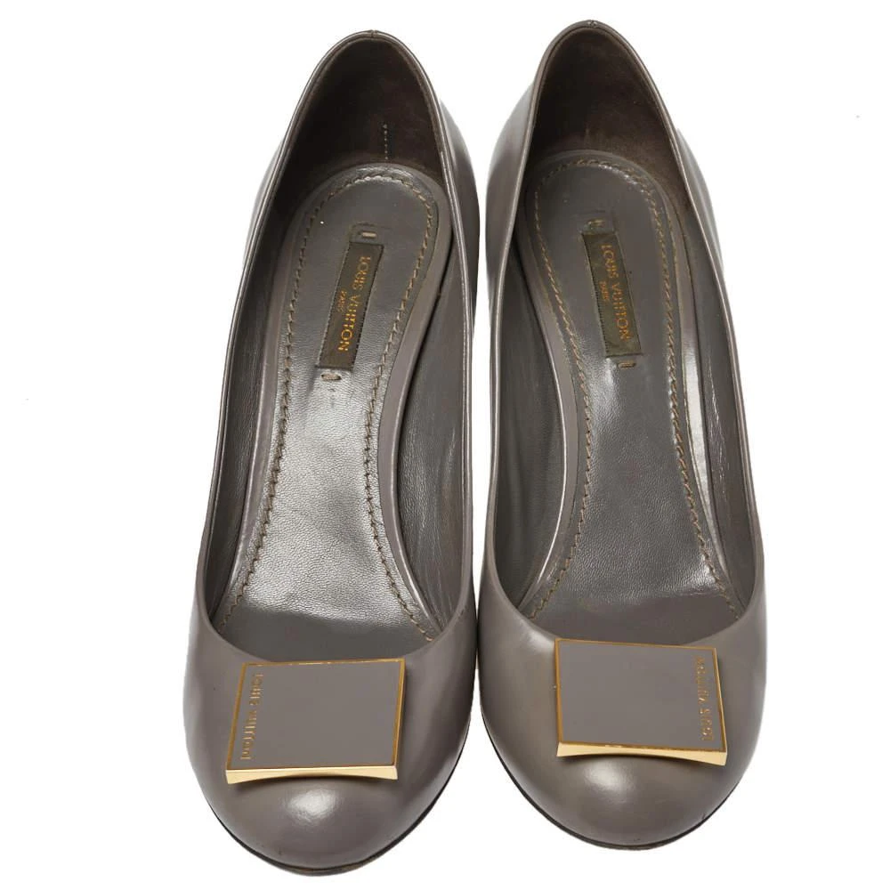 商品[二手商品] Louis Vuitton|Louis Vuitton Grey Leather Logo Embellished Pumps Size 38,价格¥1260,第3张图片详细描述