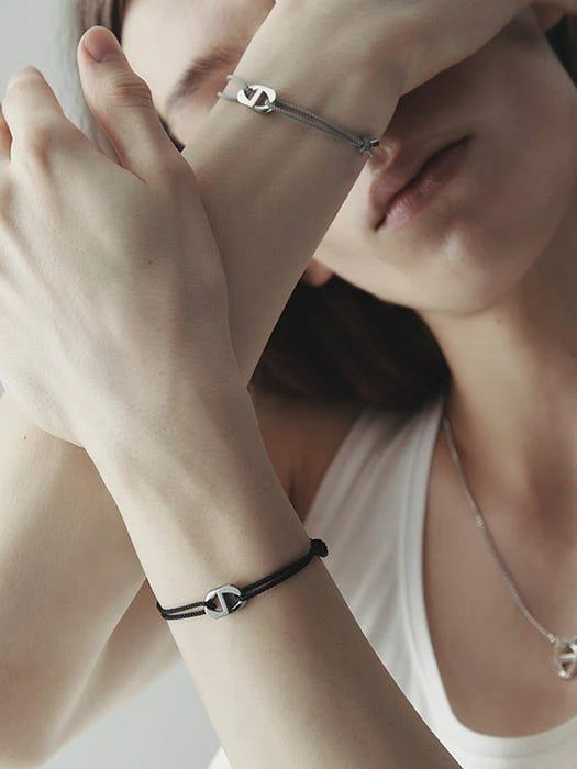 商品hyeres-lor|Heriter Silver Curve Emblem String Bracelet Black Chrome,价格¥993,第2张图片详细描述