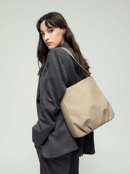 商品MAKE :D|VASE Cactus Leather Shoulder Bag - Sand Beige,价格¥2379,第1张图片