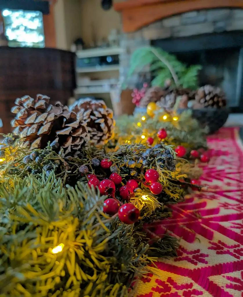商品International Christmas Innovation|Fresh Noble Fir Berried Juniper Centerpiece with Faux Berries and Faux Apples and Warm Lights,价格¥359,第2张图片详细描述