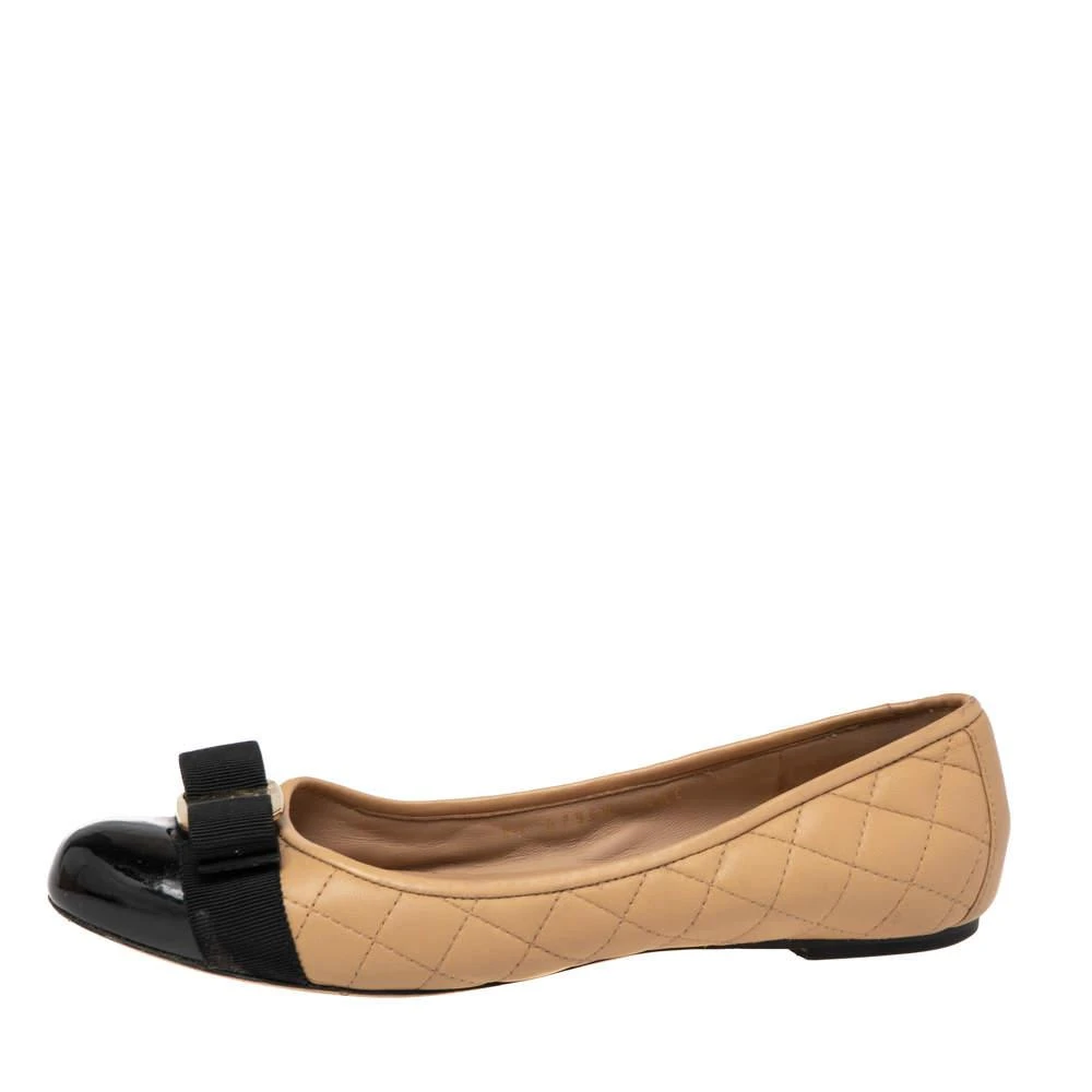 商品[二手商品] Salvatore Ferragamo|Salvatore Ferragamo Beige/Black Patent And Leather Varina  Ballet Flats Size 39,价格¥1238,第2张图片详细描述