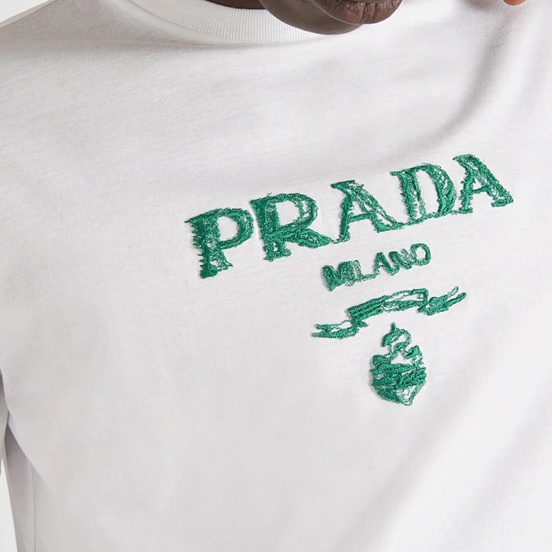 商品Prada|【预售3-7天】PRADA/普拉达 22年春夏 男士白色/翡翠绿色纯棉Logo印花基础廓形短袖T恤UJN815_1070_F0F7Z_S_221,价格¥60666,第6张图片详细描述