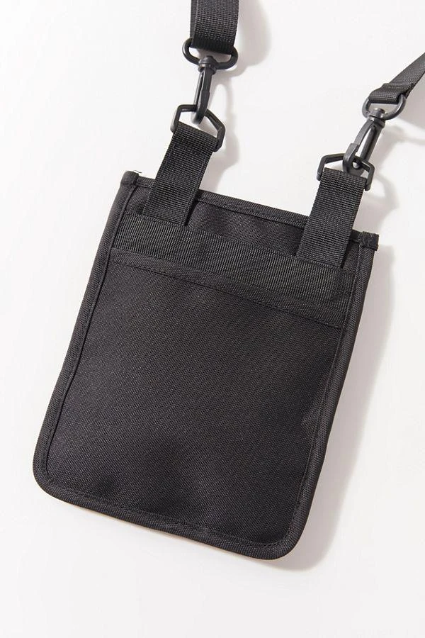 商品Fila|FILA UO Exclusive Writer Neck Pouch,价格¥76,第3张图片详细描述