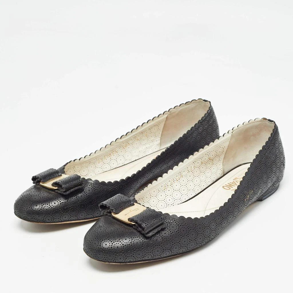 商品[二手商品] Salvatore Ferragamo|Salvatore Ferragamo Black Perforated Leather Vara Lace Bow Ballet Flats Size 40,价格¥1315,第2张图片详细描述