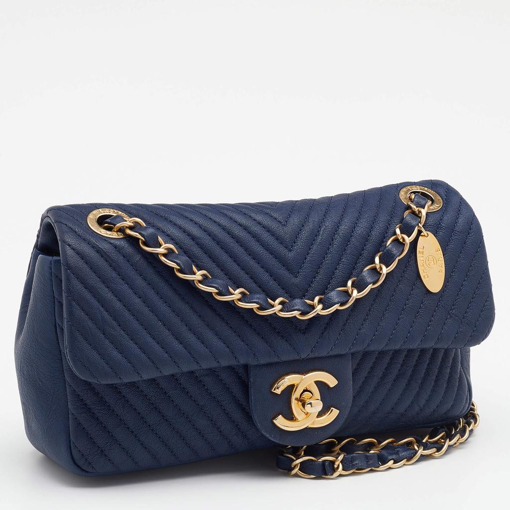 Chanel Navy Blue Chevron Leather Small Medallion Charm Flap Bag商品第3张图片规格展示