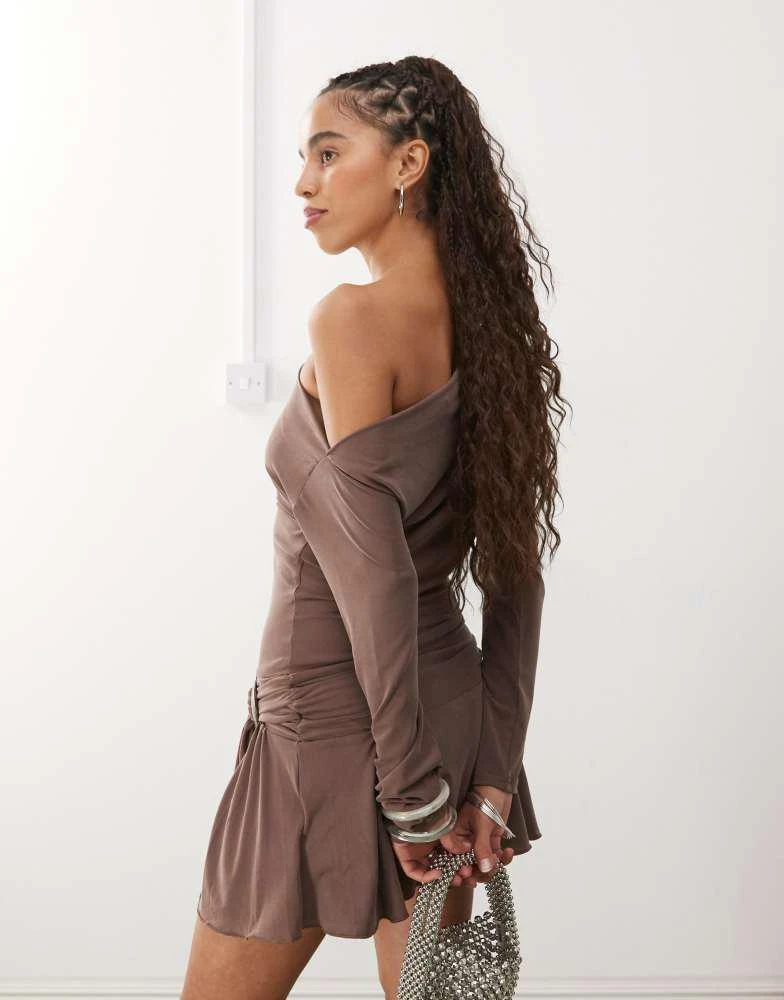 商品Motel|Motel aleida wrap detail off-shoulder slinky mini dress in mink,价格¥503,第4张图片详细描述